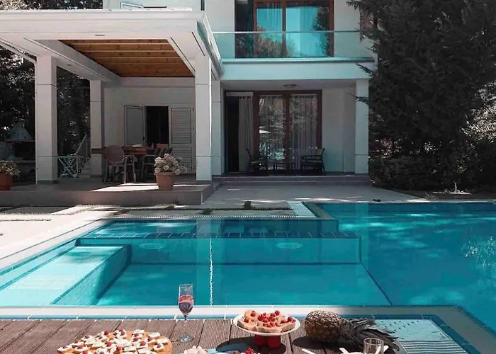Perfect Setting For A Relaxing By The Albanian Coast Vila Drač